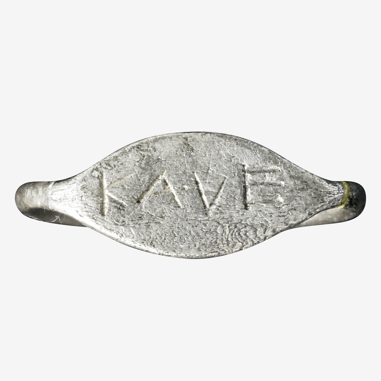 Αργυρό σφυρήλατο δαχτυλίδι με την εγχάρακτη επιγραφή ΚΑΛΕ, δηλαδή ΚΑΛΗ, επάνω στη σφενδόνη.