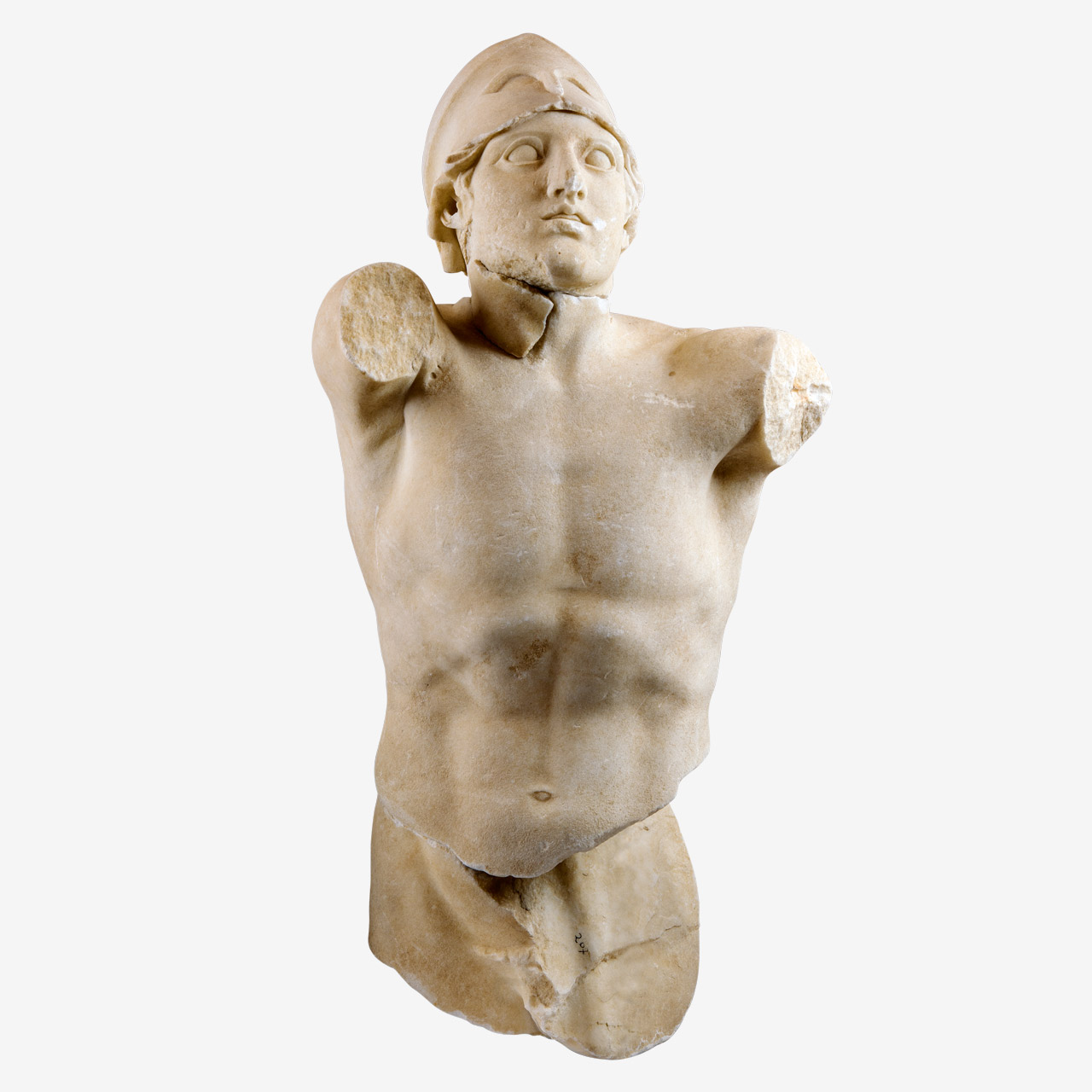 Μαρμάρινος γυμνός κρανοφόρος πολεμιστής από την παράσταση της Αμαζονομαχίας στο δυτικό αέτωμα του ναού της Αθηνάς Μακίστου στη Σκιλλουντία.
