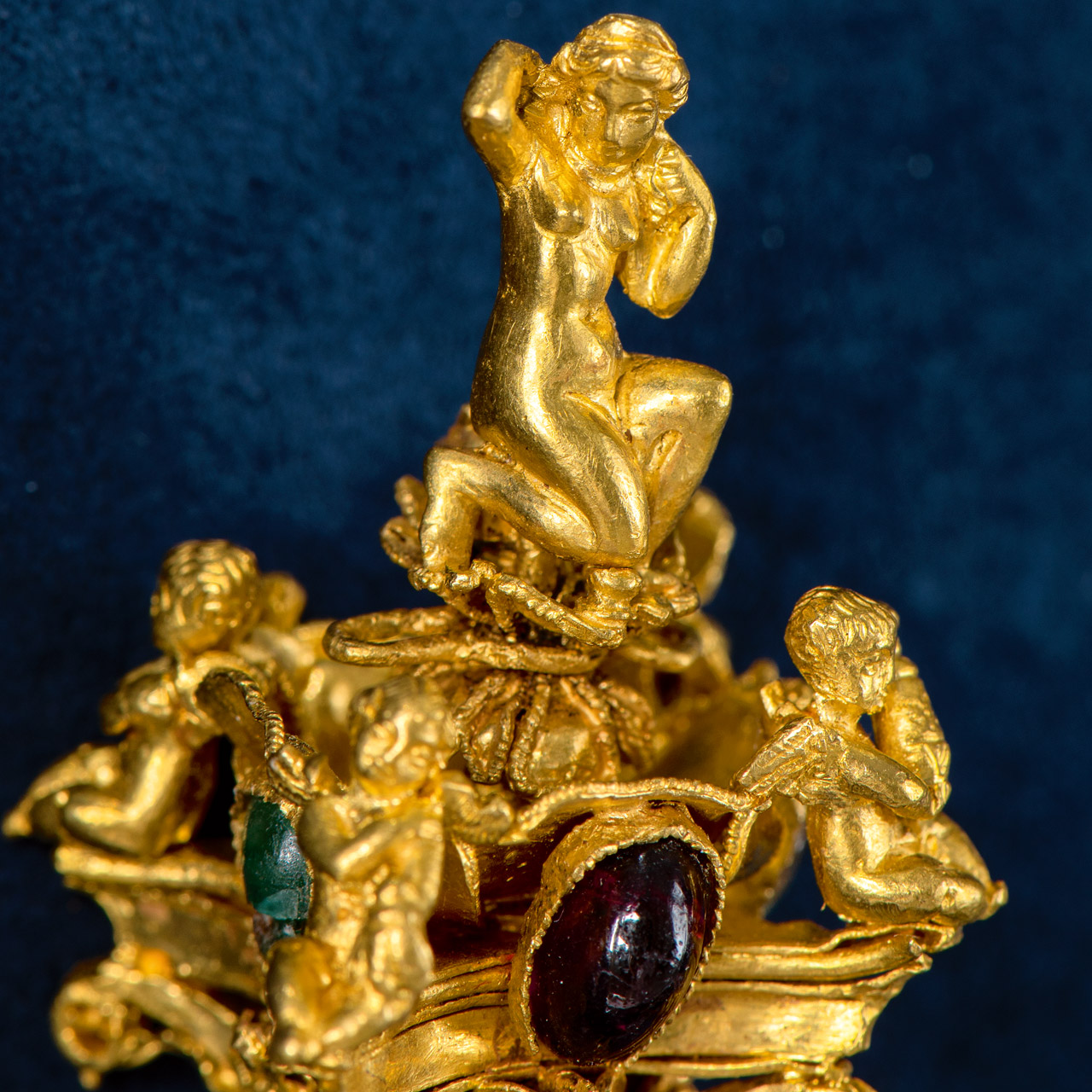 Χρυσή περόνη με στέλεχος σε μορφή κίονα που επιστέφεται από κορινθιακό κιονόκρανο.