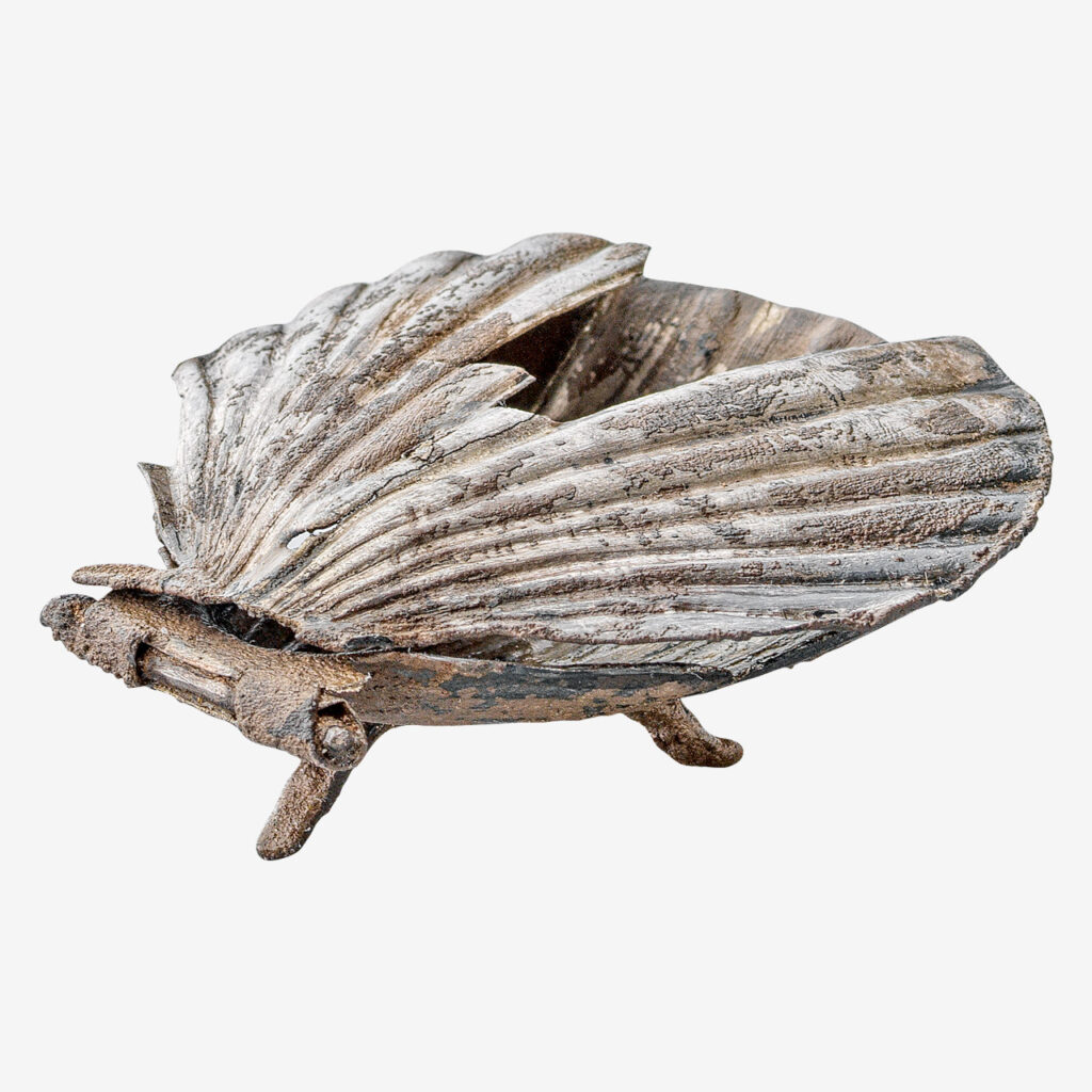 Αργυρή ψιμυθιοθήκη με τη μορφή θαλάσσιου όστρεου (αχιβάδας), που χρησίμευε για την αποθήκευση-διαφύλαξη ή τη μείξη ψιμυθίων.