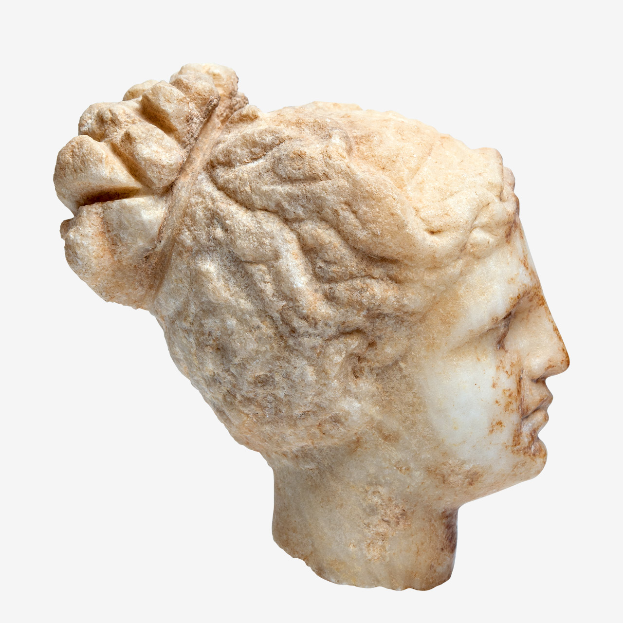 Κεφαλή μαρμάρινου αγαλματίου γυναικείας μορφής με τα κυματιστά μαλλιά της να δένονται σε λαμπάδιον.