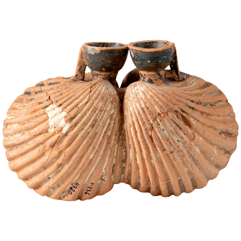 Πήλινο σύνθετο μυροδοχείο σε σχήμα διπλής αχιβάδας, γνωστή στην αρχαιότητα ως «κτεὶς Ἀφροδίτης» (χτένι).