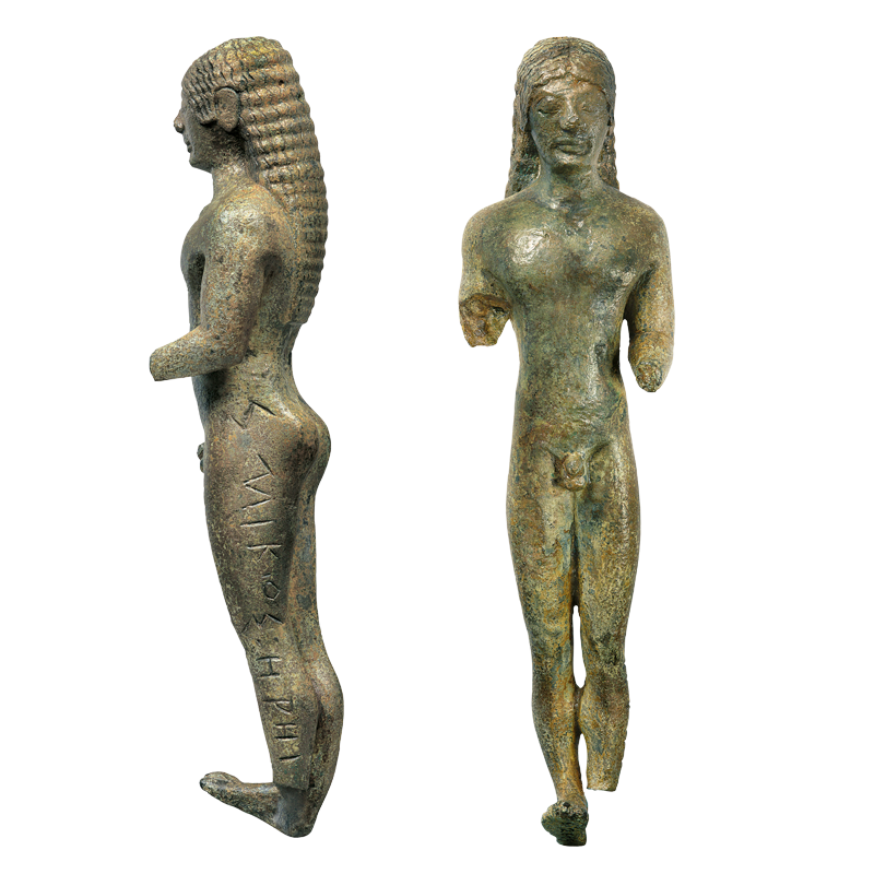 Χάλκινο αγαλμάτιο Κούρου που στον αριστερό μηρό φέρει την επιγραφή ΣΜΙΚ(Ρ)ΟΣ ΗΡΗΙ («ο Σμίκρος το αφιέρωσε στην Ήρα»).