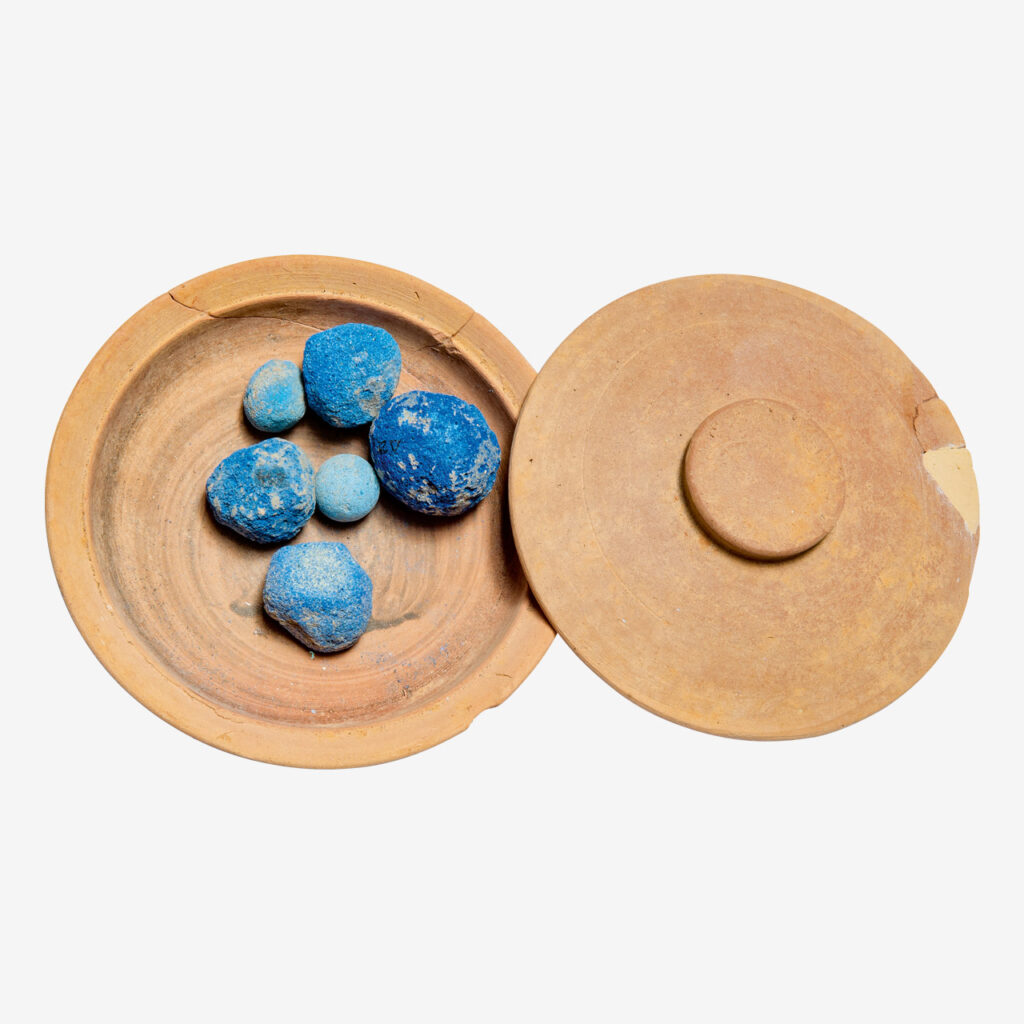 Πήλινη φιάλη με σφαιρίδια Αιγυπτιακού μπλε.